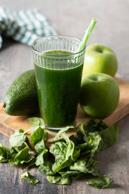 Yeşil smoothie detoks Kale, avokado ve ahşap masa üzerinde elma