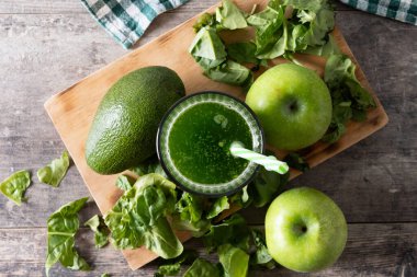 Yeşil smoothie detoks Kale, avokado ve ahşap masa üzerinde elma