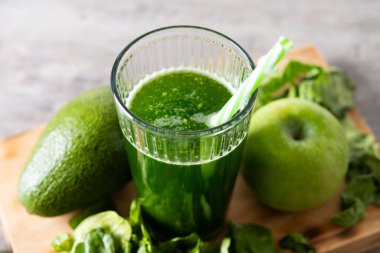 Yeşil smoothie detoks Kale, avokado ve ahşap masa üzerinde elma