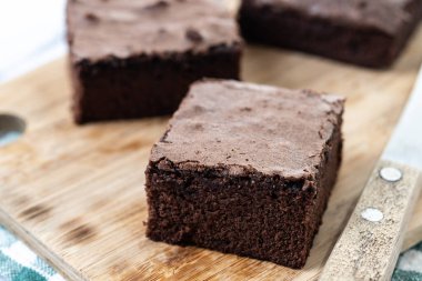 Mermer arka planda çikolatalı browni porsiyonları. Kapat.