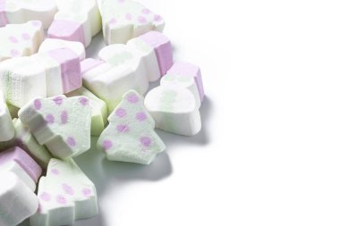 Noel ağacı ve beyaz arka planda izole edilmiş kardan adam şekilli noel şekeri.