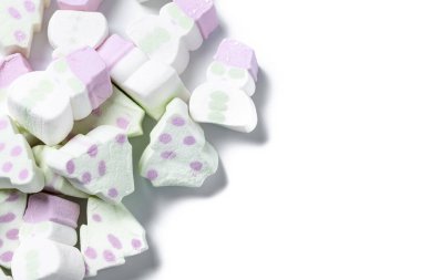 Noel ağacı ve beyaz arka planda izole edilmiş kardan adam şekilli noel şekeri.