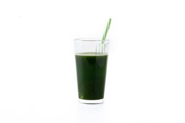 Beyaz arkaplanda yeşil smoothie detoks, avokado ve elma izole
