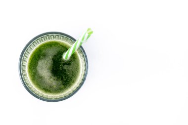 Beyaz arka planda yeşil smoothie detoks, avokado ve elma izole. Üst Manzara. Boşluğu kopyala
