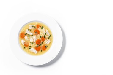 Sebzeli tavuk çorbası beyaz arka planda izole