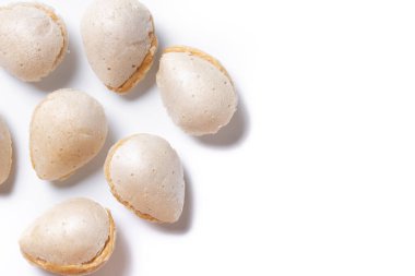 Beyaz arka planda izole edilmiş geleneksel Noel bademleri