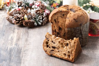 Tahta masanın üzerinde çikolata parçacıkları olan Noel pastası.