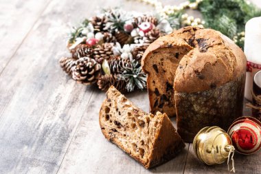 Tahta masanın üzerinde çikolata parçacıkları olan Noel pastası.