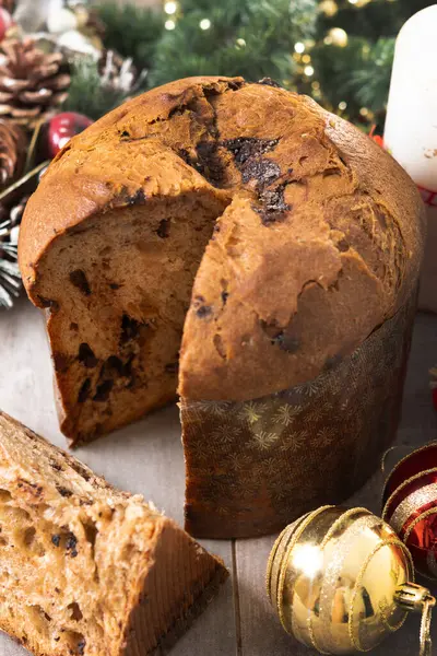 Tahta masanın üzerinde çikolata parçacıkları olan Noel pastası.