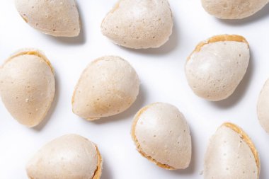 Beyaz arka planda izole edilmiş geleneksel Noel bademleri. Boşluğu kopyala