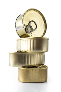 Metal konserve kutuları beyaz arka planda izole edilir