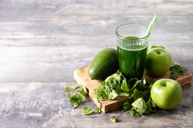 Kale 'li yeşil smoothie detoks, ahşap masada avokado ve elmalar. Boşluğu kopyala