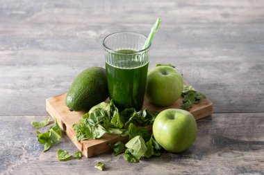 Yeşil smoothie detoks Kale, avokado ve ahşap masa üzerinde elma