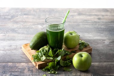Yeşil smoothie detoks Kale, avokado ve ahşap masa üzerinde elma