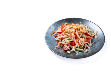 Yeşil Papaya Salatası, som tam thai beyaz arka planda izole edilmiş.