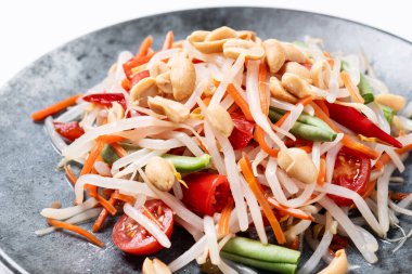Yeşil Papaya Salatası, som tam thai beyaz arka planda izole edilmiş.