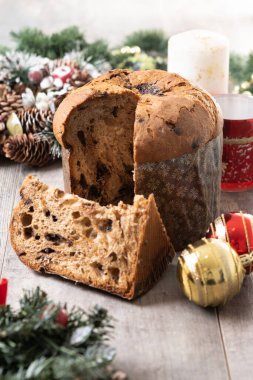 Tahta masanın üzerinde çikolata parçacıkları olan Noel pastası.