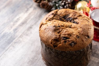 Tahta masanın üzerinde çikolata parçacıkları olan Noel pastası.