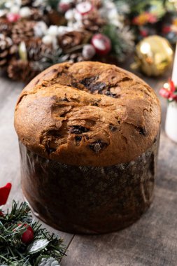 Tahta masanın üzerinde çikolata parçacıkları olan Noel pastası.