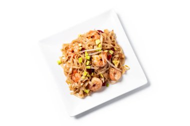 Beyaz arka planda karides ve sebzeli Pad Thai. Geleneksel Tayland yemekleri