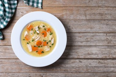 Tahta masada sebzeli tavuk çorbası. Üst Manzara. Boşluğu kopyala