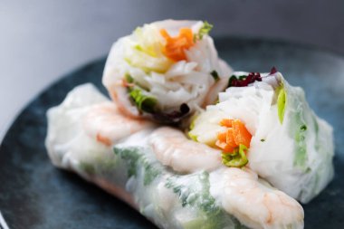 Vietnam börekleri, sebzeli, pirinç erişteli ve karidesli.