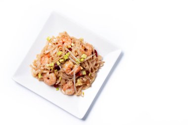 Beyaz arka planda karides ve sebzeli Pad Thai. Geleneksel Tayland yemekleri
