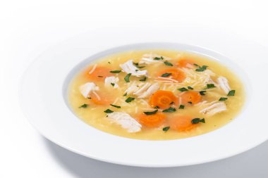 Sebzeli tavuk çorbası beyaz arka planda izole