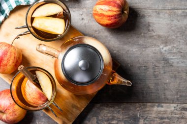 Baharatlı, ahşap masada sonbahar sıcak elma içeceği. Boşluğu kopyala