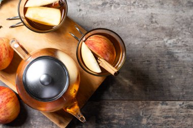 Baharatlı, ahşap masada sonbahar sıcak elma içeceği. Boşluğu kopyala