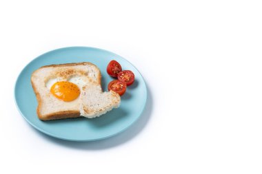 Domatesli yumurta, kalp şeklinde ekmek ve beyaz arka planda izole edilmiş tost ekmeğiyle Sevgililer Günü kahvaltısı. Boşluğu kopyala