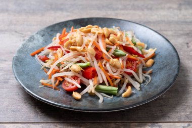 Yeşil Papaya Salatası, ahşap masada som tam Thai.