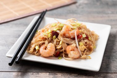 Tahta masada karides ve sebzeli Pad Thai.. 