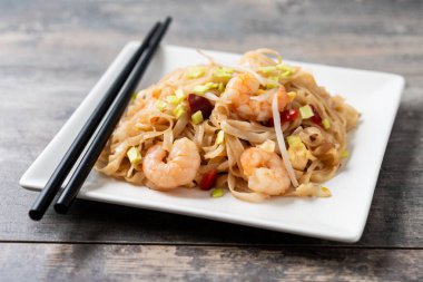 Tahta masada karides ve sebzeli Pad Thai. Boşluğu kopyala