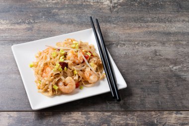 Tahta masada karides ve sebzeli Pad Thai. Boşluğu kopyala