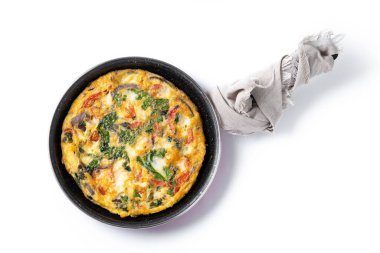 Ispanak, domates, soğan ve biberden yapılmış mermer zemin üzerinde frittata.