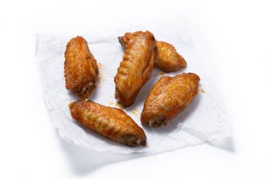 Beyaz arka planda izole edilmiş acı biber soslu tavuk kanadı.