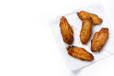 Beyaz arka planda izole edilmiş acı biber soslu tavuk kanadı.