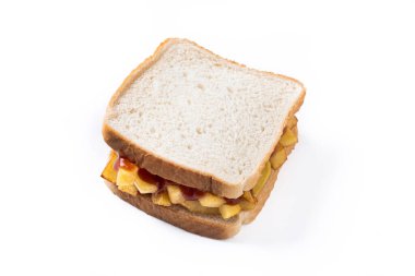 Beyaz arka planda geleneksel İngiliz cips butty (patates kızartması sandviçi) izole