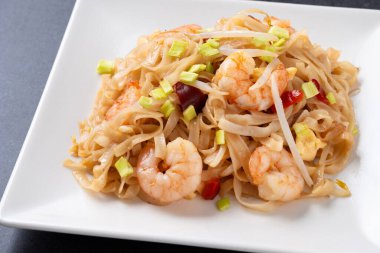 Taylandlı karides ve sebzeli siyah tahta kaplama.