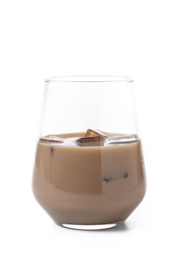 Beyaz arka planda buzlu geleneksel İrlanda kremalı kahve likörü.