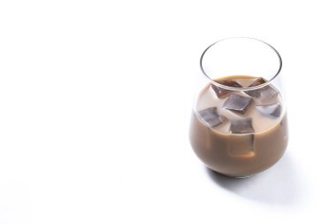 Beyaz arka planda buzlu geleneksel İrlanda kremalı kahve likörü.