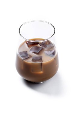 Beyaz arka planda buzlu geleneksel İrlanda kremalı kahve likörü.