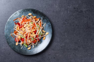 Yeşil Papaya Salatası, siyah arka planda som tam Thai. Üst Manzara. Boşluğu kopyala