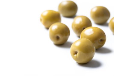  Beyaz arka planda izole edilmiş yeşil zeytin. Boşluğu kopyala