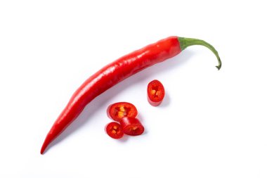 Kırmızı kırmızı kırmızı biber beyaz arka planda izole