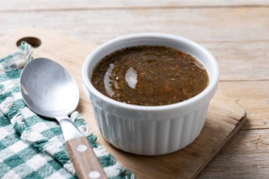 Ahşap masada yeşil Chimichurri sosu