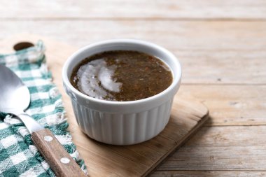 Ahşap masada yeşil Chimichurri sosu