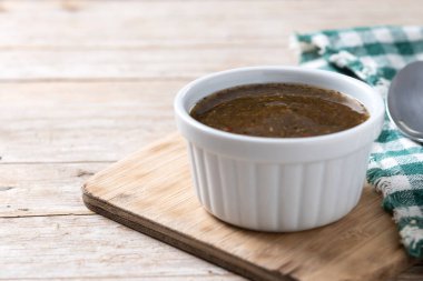 Ahşap masada yeşil Chimichurri sosu