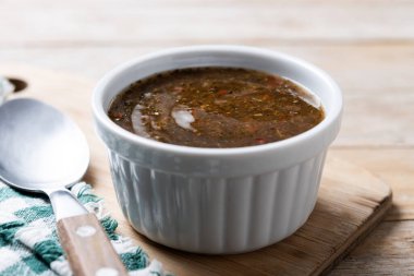Ahşap masada yeşil Chimichurri sosu